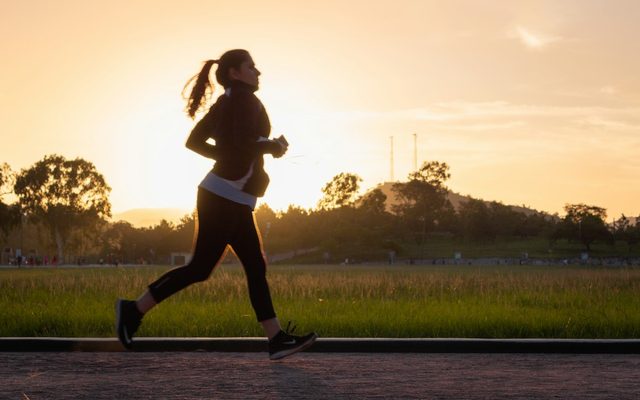 Una persona che corre al tramonto (foto di repertorio)